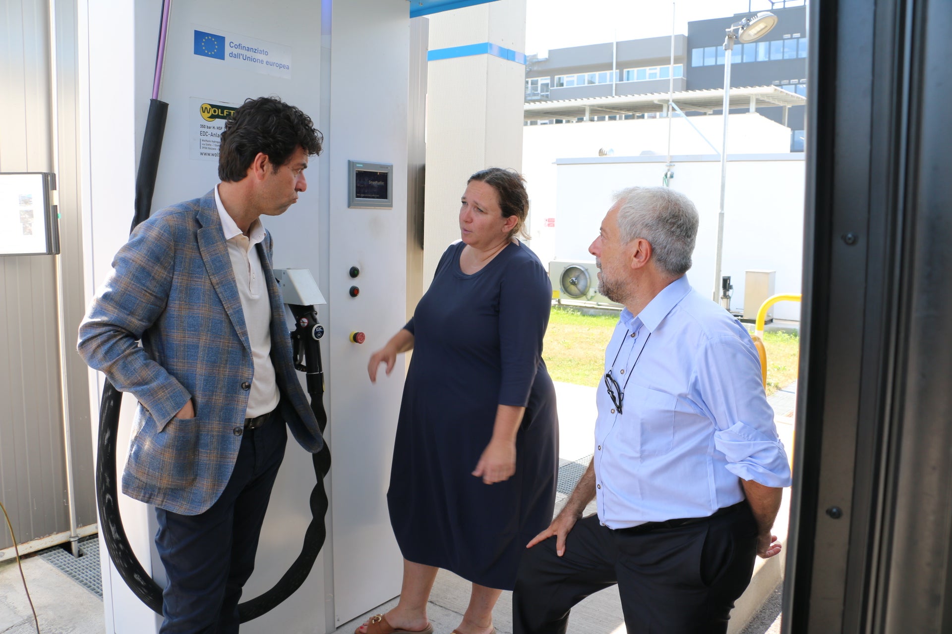 Il colloquio tra la presidente di Sasa Astrid Kofler (al centro), il direttore del Dipartimento Mobilità della Regione Puglia Vito Antonacci (a sinistra) e Giuseppe Catalano (a destra), il capo di gabinetto del presidente della Regione Puglia Michele Emiliano, si è incentrato sulla decarbonizzazione e sulle sfide del trasporto pubblico locale. (Foto: ASP/Ingo Dejaco)