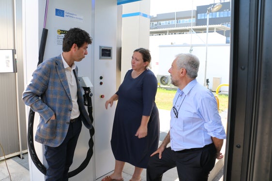 Im Mittelpunkt der Gespräche zwischen Sasa-Präsidentin Astrid Kofler (Mitte), dem Direktor der Abteilung Mobilität der Region Apulien Vito Antonacci (links) und Giuseppe Catalano (rechts), dem Kabinettchef des Präsidenten Michele Emiliano der Region Apulien,  standen die Dekarbonisierung und die Herausforderungen im öffentlichen Nahverkehr. (Foto: LPA/Ingo Dejaco)
