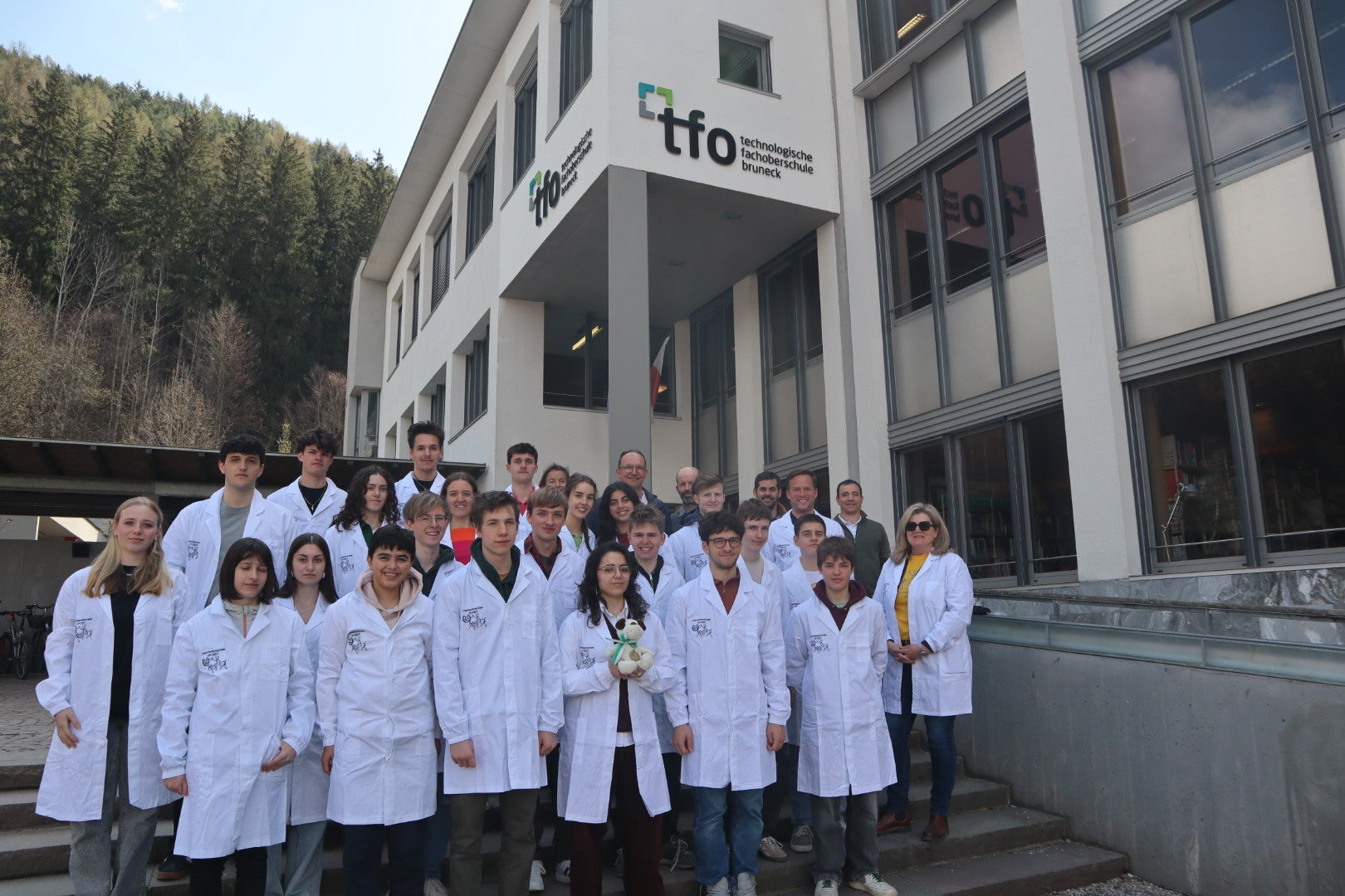 Am Landeswettbewerb der Chemieolympiade 2025, der heuer zum 25. Mal in Südtirol ausgetragen wurde, nahmen 22 Schülerinnen und Schüler aus acht verschiedenen Oberschulen teil. (Foto: LPA/Stefan Pilser)