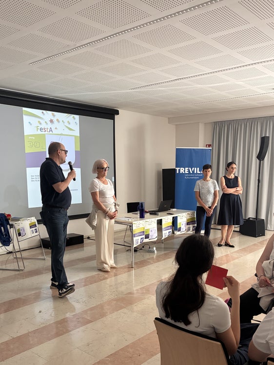 Volontariato linguistico nelle scuole e tra le giovani e i giovani. Nella foto (da sinistra) Marco Merzi (direttore Centro Palladio), Nadia Mazzardis (responsabile attività VxL Young), Donatella Ricchetto (direttrice Ufficio Bilinguismo e lingue straniere) e Sarah Viola (ispettrice scolastica). (Foto: USP/Simone Gelmini)