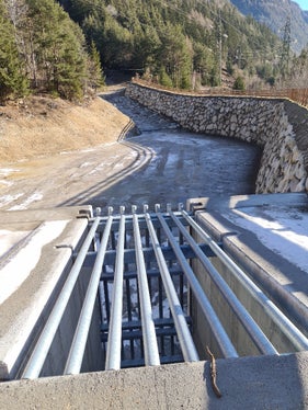 Gli operai guidati dal capocantiere Alex Messner hanno rafforzato il bacino di trattenuta con costruzione di una briglia filtrante chiusa da una grata in acciaio con lo scopo di bloccare a monte il materiale sedimentato. (Foto: Ufficio Sistemazione Bacini montani nord)