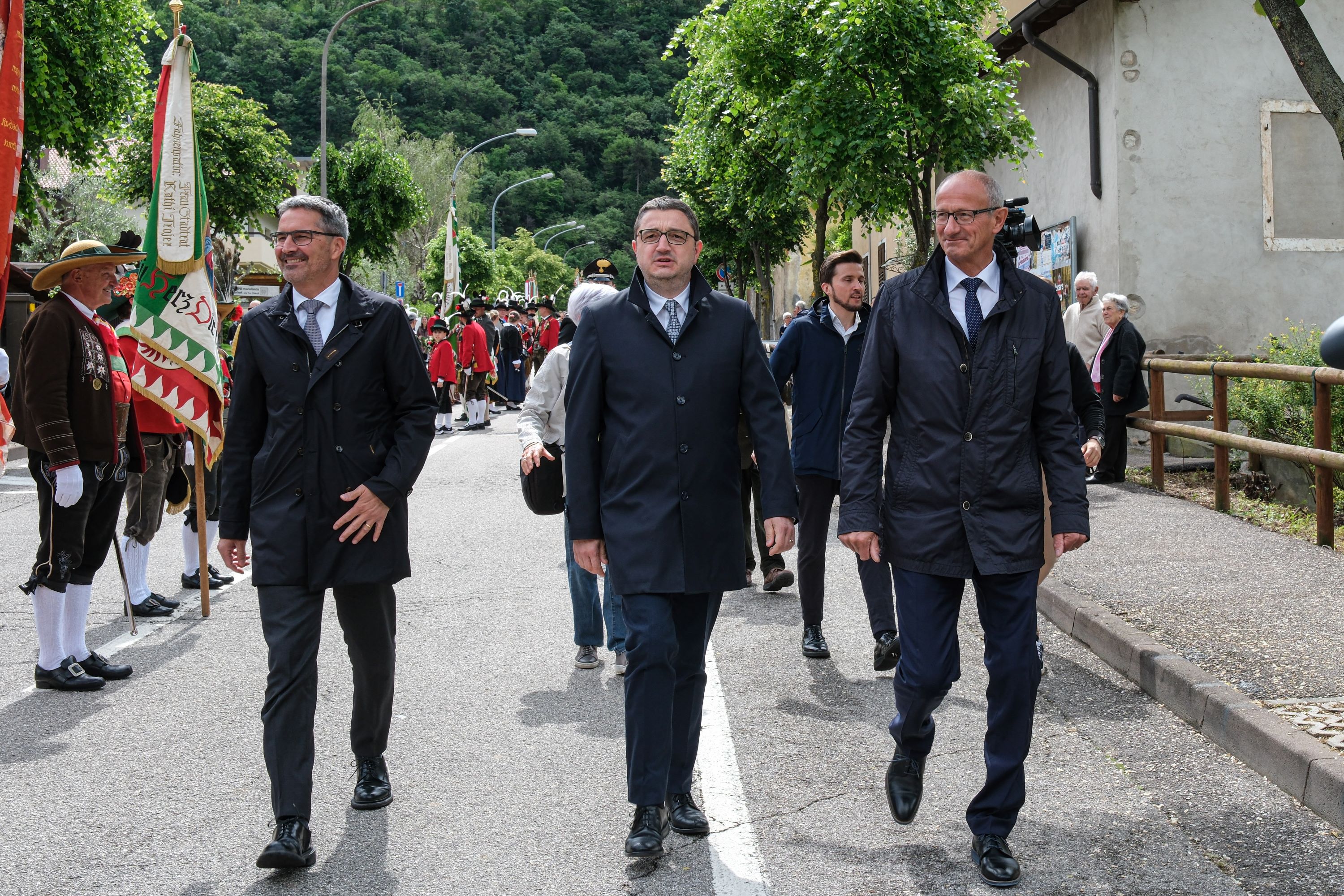 I governatori dell'Euregio: nella foto (da sinistra) Arno Kompatscher, Maurizio Fugatti e Anton Mattle, i tre rappresentanti del consiglio direttivo dell'Euregio, durante la sfilata di oggi ad Ala. (Foto: Ufficio Stampa Trentino/Marco Simonini)