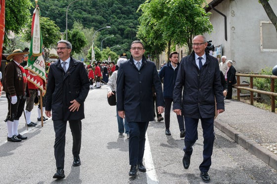 I governatori dell'Euregio: nella foto (da sinistra) Arno Kompatscher, Maurizio Fugatti e Anton Mattle, i tre rappresentanti del consiglio direttivo dell'Euregio, durante la sfilata di oggi ad Ala. (Foto: Ufficio Stampa Trentino/Marco Simonini)
