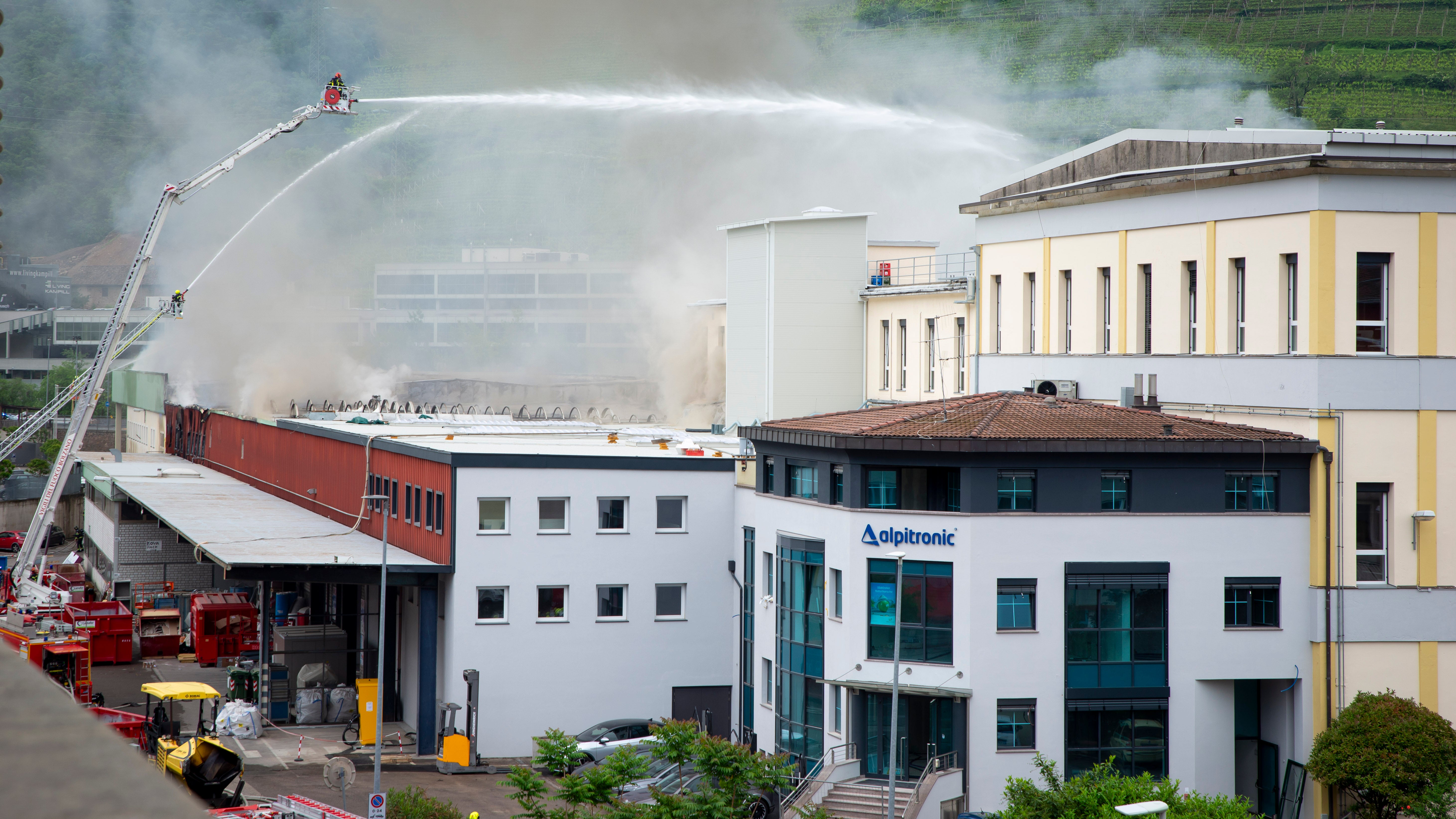 L’Agenzia provinciale per l’ambiente e la tutela del clima ha effettuato le analisi dei campioni prelevati nelle zone adiacenti all’incendio dell’8 maggio presso la ditta Alpitronic a Bolzano. (Foto: ASP/Fabio Brucculeri)
