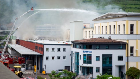 L’Agenzia provinciale per l’ambiente e la tutela del clima ha effettuato le analisi dei campioni prelevati nelle zone adiacenti all’incendio dell’8 maggio presso la ditta Alpitronic a Bolzano. (Foto: ASP/Fabio Brucculeri)