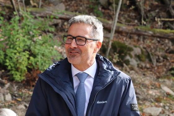 Die neue Rückhaltesperre und die verstärkten Uferbefestigungen am Haslacherbach tragen dazu bei, die Gefahr durch Hochwasser und mitgeführtes Material im Stadtviertel Oberau-Haslach zu verringern. Solche Maßnahmen sind wichtige Bausteine eines landesweiten Bevölkerungsschutzes: Bevölkerungsschutzlandesrat und Landeshauptmann Arno Kompatscher beim Lokalaugenschein am Haslacherbach. (Foto: LPA/Maja Clara)