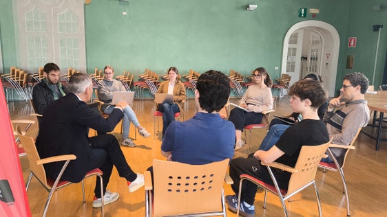 Che si tratti di politica energetica o di sviluppo del territorio, in questi ambiti esistono conflitti di interesse; per questo è necessario cercare ogni giorno un equilibrio tra economia e tutela dell’ambiente e prendere decisioni orientate al futuro, ha sottolineato l’assessore provinciale durante un incontro con gli studenti e gli insegnanti della scuola Marie Curie di Merano. (Foto: USP)