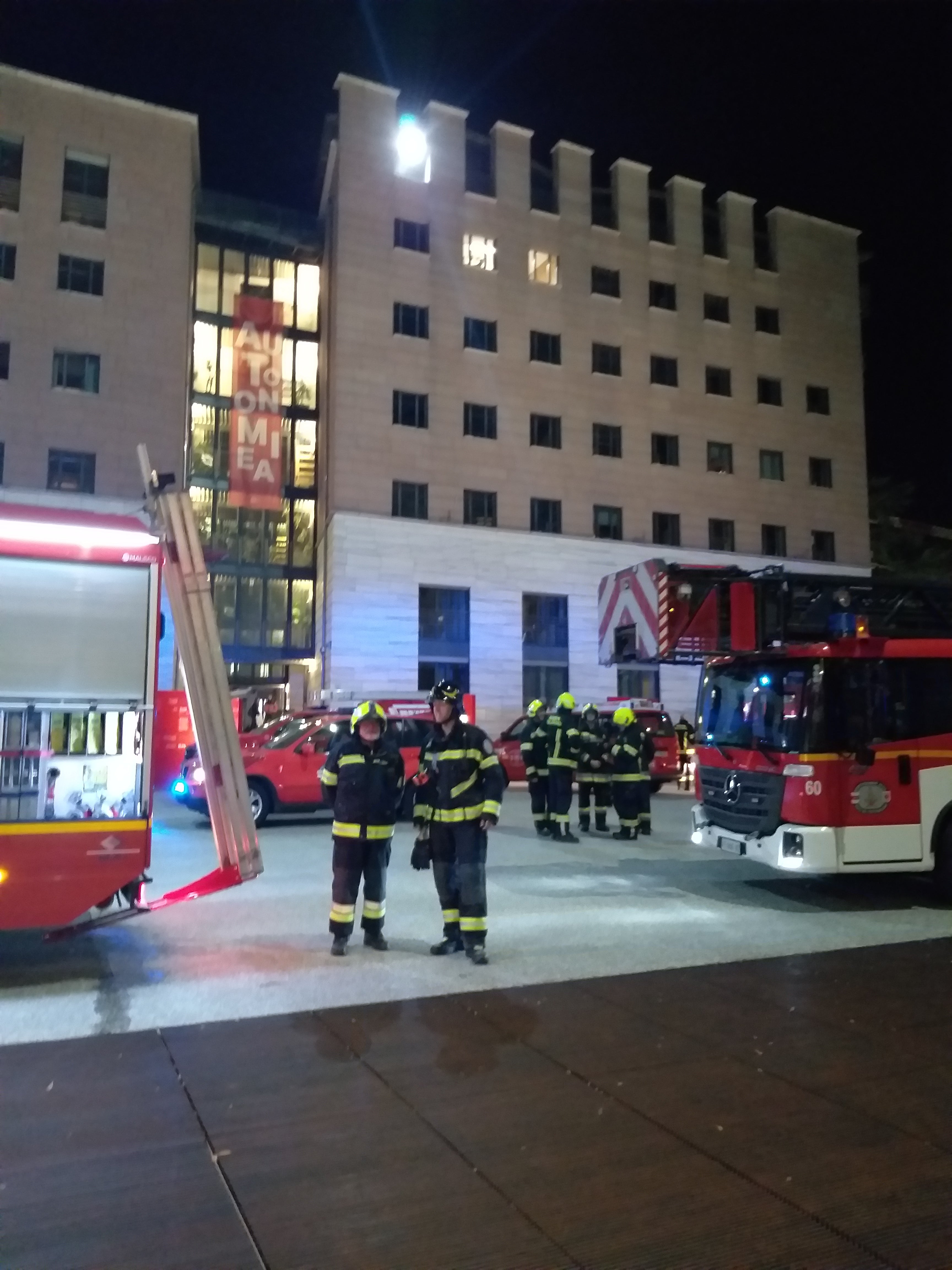 Berufsfeuerwehr Bozen und die Freiwillige Feuerwehr Bozen haben im Landhaus 1 in Bozen die technischen Anlagen kontrolliert. (Foto: Angelika Schrott)