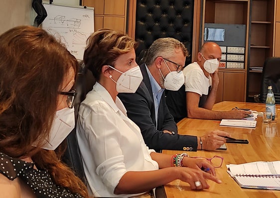 Beim Austausch mit LH Kompatscher (v.l.): Laura Rech (Verwaltungsrätin der Berufskammer OPI), Liliana Favari (OPI-Präsidentin), Paolo Berenzi (OPI-Vizepräsident) und Franco Mantovan (Studiengangsleiter des Laureatsstudiengangs "Krankenpflege" an der Claudiana). (Foto: LPA/Karin Leiter)