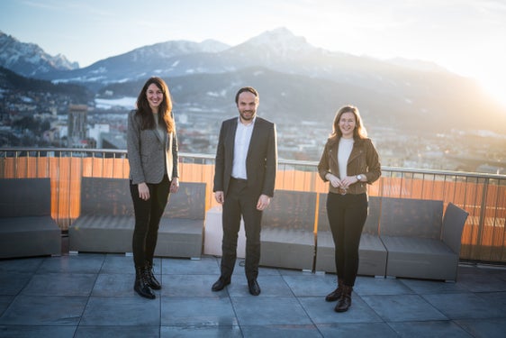 L'assessore provinciale Philipp Achammer e la segretaria di Stato austriaca, Claudia Plakolm (a sinistra), nel corso dell'incontro al quale era presente anche Sophia Kircher, vicepresidente del Consiglio del Tirolo (Foto: ASP/Simon Fischer) 