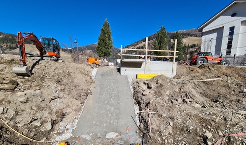 Die Pegelmessstation Winnebach wird neu errichtet: Auf diese Betonschräge wird die Treppenpegellatte aufgelegt. (Foto: Landesamt für Hydrologie und Stauanlagen/Stefan Ghetta)