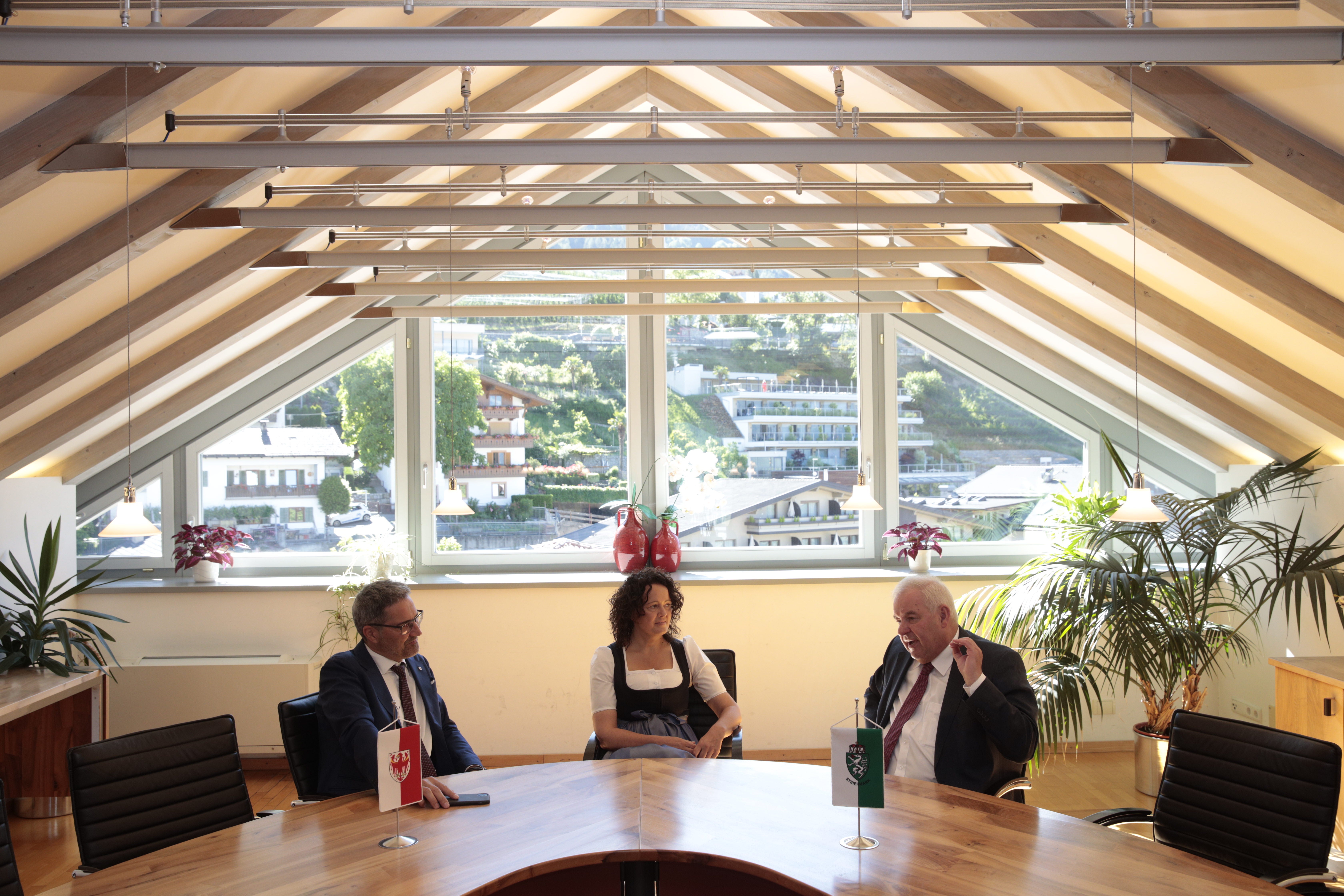 Bürgermeisterin Pichler sowie die Landeshauptleute Kompatscher (l.) und Schützenhöfer (r.) waren sich einig: Erzherzog Johann ist durch sein fortschrittliches und soziales Handeln in Südtirol, Steiermark und Schenna ein Vorbild. (Foto: LPA/Tiberio Sorvillo)