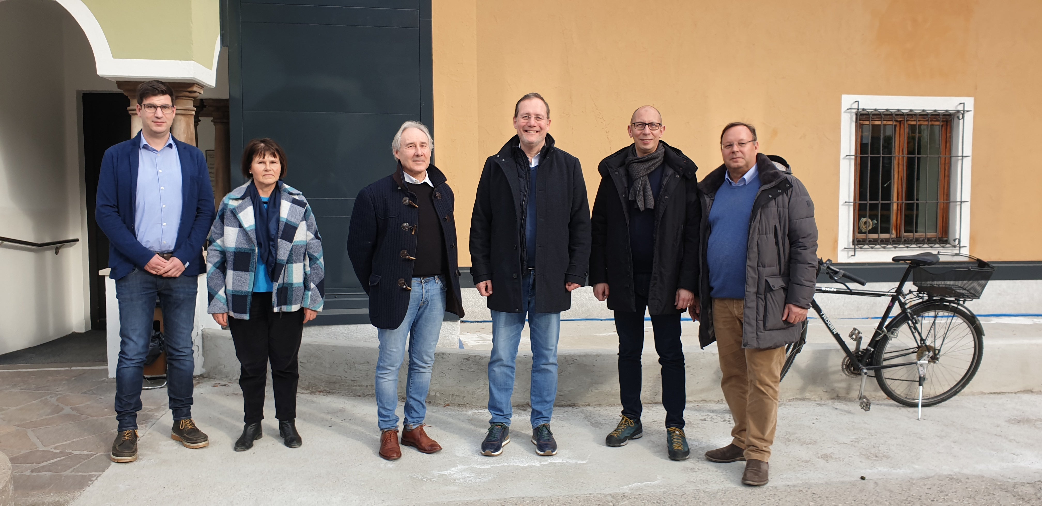 L'Ufficio per la gestione tecnica delle costruzione ha recentemente terminato di installare una nuova piattaforma elevatrice per il trasporto di persone disabili e gli anziani. Da sx il direttore dell’Ufficio del Catasto Thomas Zihl, la direttrice dell’Ufficio del Libro Fondiario di Caldaro Helga Mair Andergassen, il  direttore dei lavori Arch. Loris Alberghini, l'assessore provinciale all'edilizia e patrimonio Massimo Bessone, il direttore dell'Ufficio per la gestione tecnica delle costruzioni Luca Carmignola e il collaboratore Karl Gabloner (Foto: ASP/Igor Cocca)  