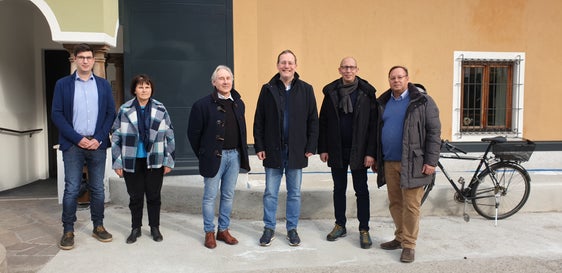 L'Ufficio per la gestione tecnica delle costruzione ha recentemente terminato di installare una nuova piattaforma elevatrice per il trasporto di persone disabili e gli anziani. Da sx il direttore dell’Ufficio del Catasto Thomas Zihl, la direttrice dell’Ufficio del Libro Fondiario di Caldaro Helga Mair Andergassen, il  direttore dei lavori Arch. Loris Alberghini, l'assessore provinciale all'edilizia e patrimonio Massimo Bessone, il direttore dell'Ufficio per la gestione tecnica delle costruzioni Luca Carmignola e il collaboratore Karl Gabloner (Foto: ASP/Igor Cocca)  