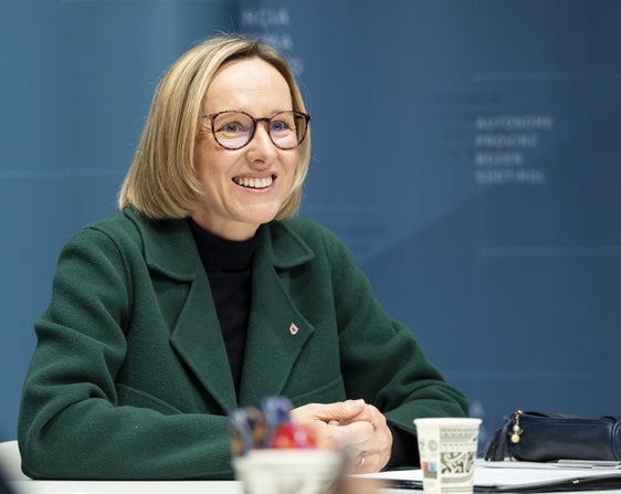 "Con l’avanzare dell’età e nelle posizioni dirigenziali più elevate, la disparità salariale tra uomini e donne tende ad aumentare anche nel pubblico impiego", afferma l'assessora provinciale al Personale, al Lavoro e all'Europa, Magdalena Amhof. (Foto: USP/Fabio Brucculeri)