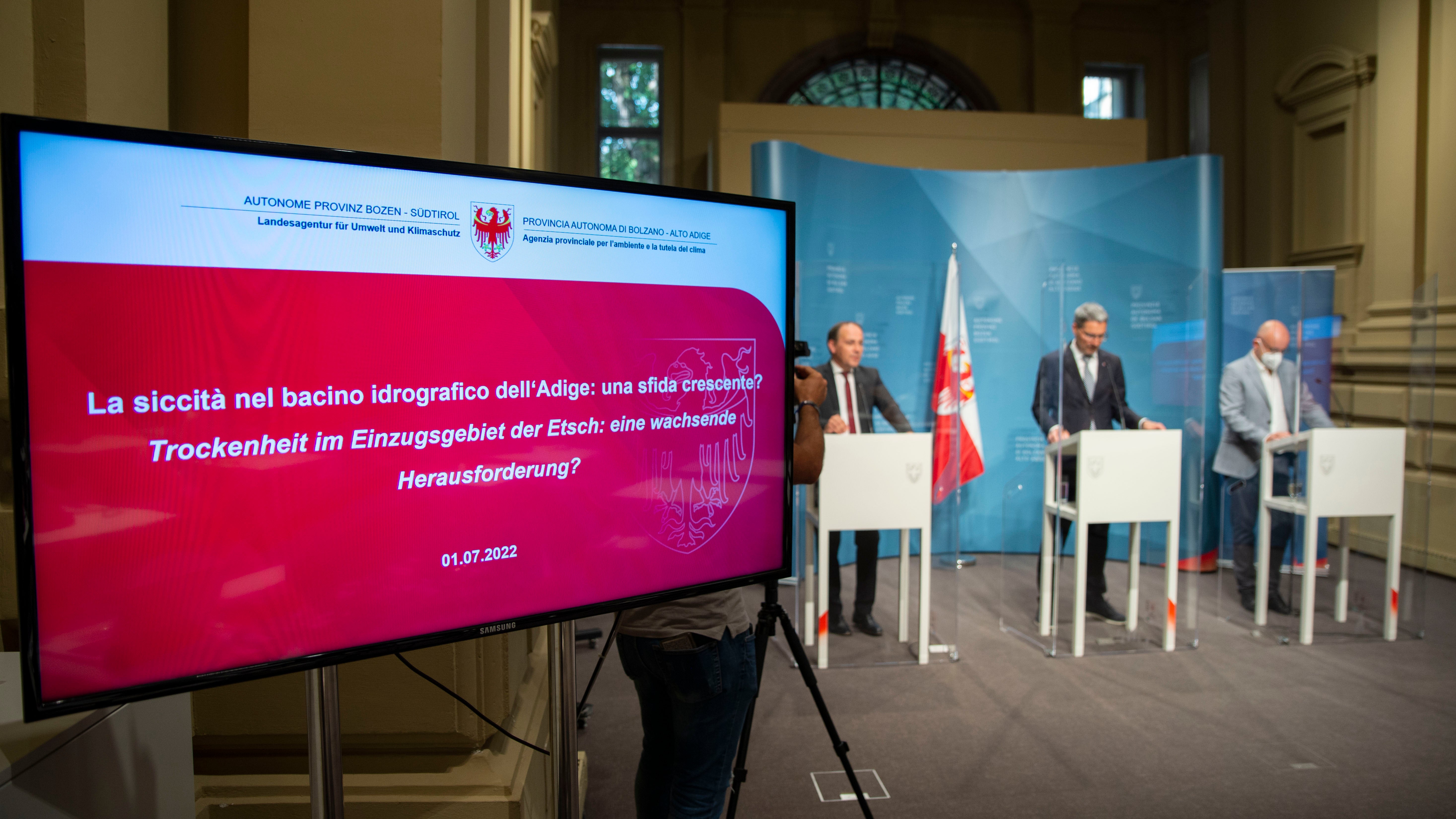 Nicht die Abflüsse sind derzeit kritisch, sondern die allgemeine Lage mit wenigen Niederschlägen, hohen Temperaturen, wenig Schmelzwasser und weniger vollen Speicherseen, so der Tenor der Pressekonferenz zum Thema Wasserknappheit. (Foto: LPA/Fabio Brucculeri)