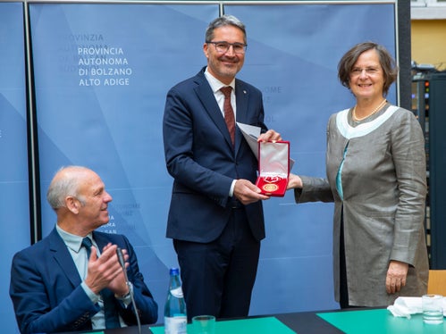 La medaglia della Corte d'appello di Vienna in regalo: l'ha consegnata la presidentessa del collegio Maria-Elisabeth Wanke-Czerwenka al presidente della Provincia Arno Kompatscher, sotto gli occhi di Karl Zeller (Foto: ASP/Fabio Brucculeri)