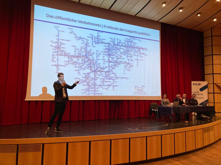 Massimiliano Valle, responsabile di settore di Sta - Strutture Trasporto Alto Adige SpA, ha illustrato il progetto e i collegamenti tra la fermata ferroviaria e le altre offerte di mobilità a San Giacomo (Foto: Sta - Strutture Trasporto Alto Adige SpA/Elisa Zambiasi)