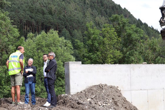 Auf der Baustelle bei der Rienz in Ehrenburg/Kiens (v.l.): Vizebürgermeister Markus Mitterhofer, der Direktor des Funktionsbereichs Wildbachverbauung Fabio De Polo, Martin Oberhofer, Geschäftsführer der Rubner Haus, auf deren Gelände sich die Baustelle befindet, und der Direktor des Landesamtes für Wildbachverbauung Ost Sandro Gius (Foto: LPA/Maja Clara)