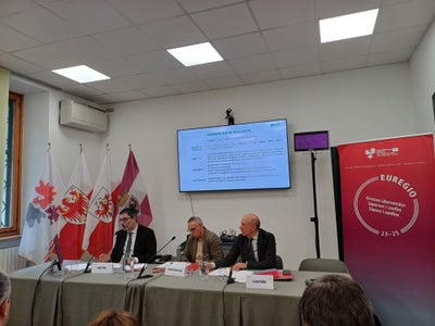 Beim Euregio-Dienstag werden neue Formen des Wohnens und sozialen Wohnbaus vorgestellt: (v. l.) Walter Viola (Direktor Umst Resilienz im Wohnungswesen der Provinz Trient) und Andrea Nicolussi Golo (Magnifica Comunità Altipiani Cimbri) mit Moderator Luciano Malfer (FBK). (Foto: Euregio)