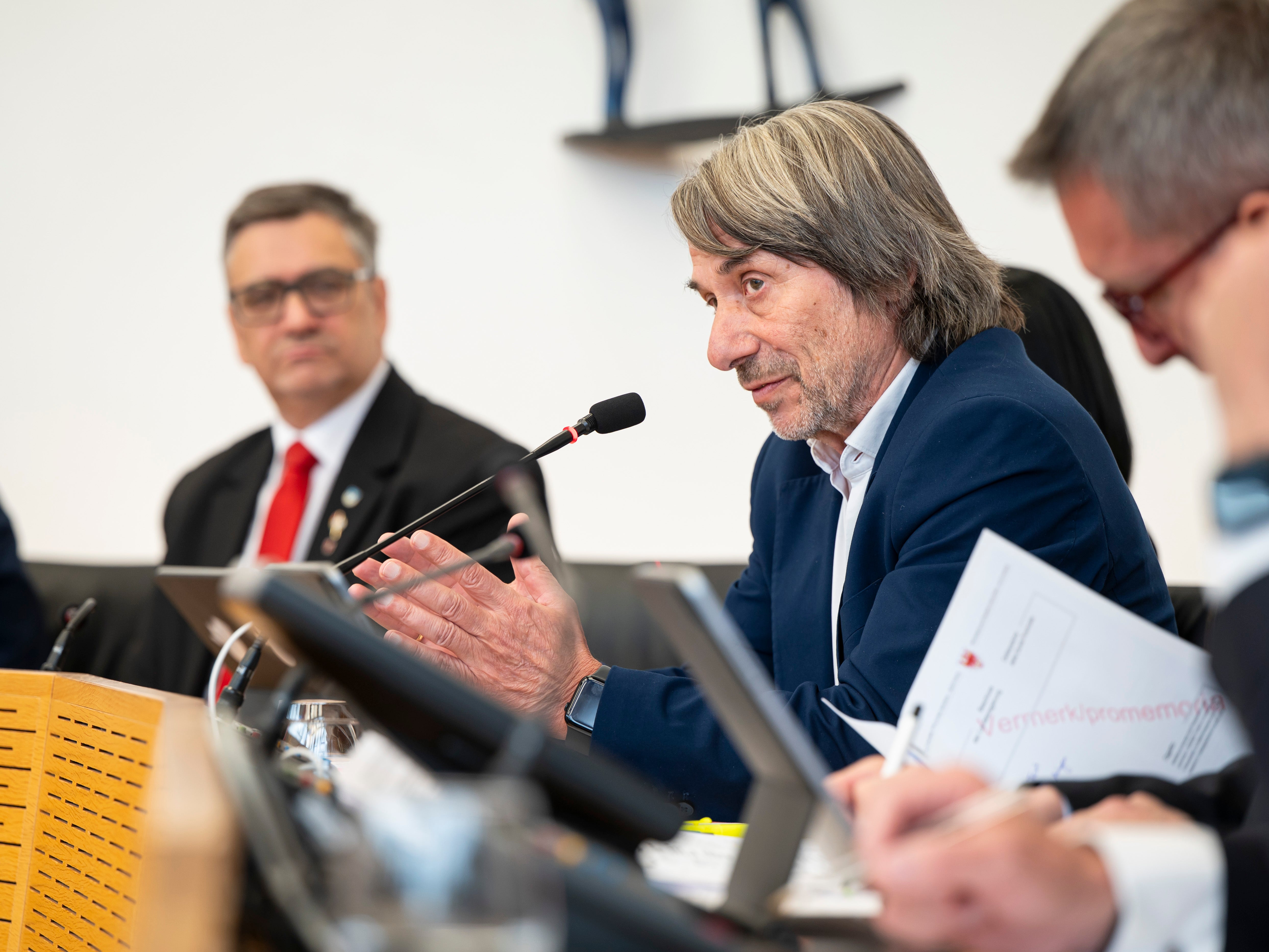 Dal 2014 al 2029 sono previsti oltre 172 milioni di euro di investimenti per gli Ospedali di Brunico e San Candido. “Questi investimenti rappresentano una forte promessa per la popolazione della Val Pusteria. Brunico e San Candido sono e rimarranno centri sanitari moderni con strutture sicure, in cui i pazienti ricevono un’assistenza di qualità”, sottolinea l’assessore provinciale alla Prevenzione sanitaria e Salute Hubert Messner. (Foto: USP/Fabio Brucculeri)