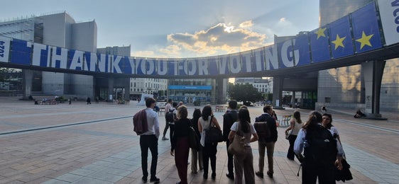 I partecipanti alla visita si recano al Parlamento europeo. (Foto: Euregio)