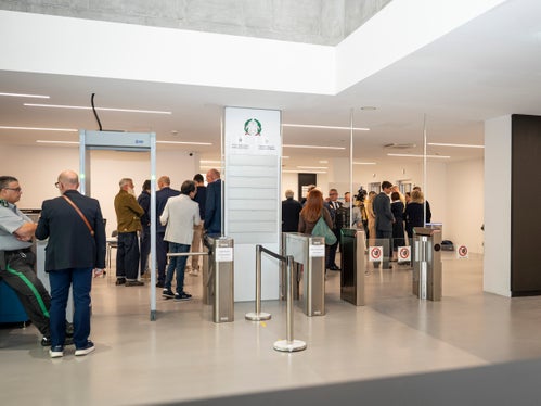 Nella nuova sede provvisoria, su una superficie di 4.400 metri quadrati, sono state replicate le cinque aule del Tribunale, di cui quattro, nella mattina del giorno di riapertura, sono state già adibite ai processi. L'apertura della sede è avvenuta il 1° ottobre secondo i tempi previsti dal cronoprogramma, entro il mese di proroga concesso dal Governo. (Foto: USP/Fabio Brucculeri)
