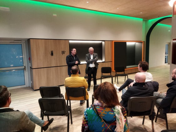 L'assessore alla cultura italiana Giuliano Vettorato (a destra) ha inaugurato il rinnovato Centro giovanile "Connection" di Bressanone. "Questa inaugurazione racconta di politiche giovanili attente a tutto il territorio, e non solo al capoluogo" (Foto: ASP) 