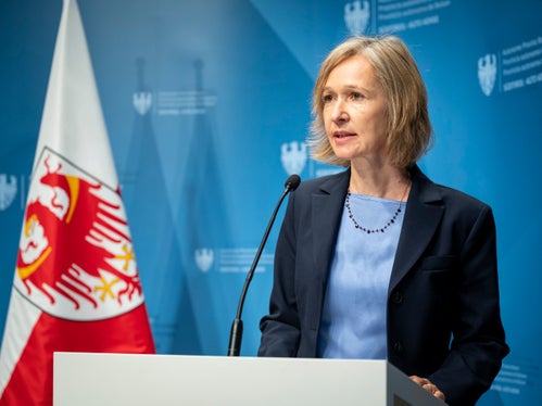 Doris Hager-Prainsack, Allgemeinmedizinerin und Präsidentin des Instituts für Allgemeinmedizin und Public Health Bozen, leitet aus den Studienergebnissen das sinnvollste Vorgehen ab: Wir sollten mit einfachen, alltagsnahen KI-Anwendungen beginnen, bei denen die Akzeptanz bereits hoch ist. Weiters müssen wir offen kommunizieren, wie KI eingesetzt wird und wer die Verantwortung trägt, denn 44 Prozent der Befragten befürchtet einen Verlust menschlicher Kontrolle. Diese Sorge ist ernst zu nehmen. (Foto: LPA/Fabio Brucculeri)