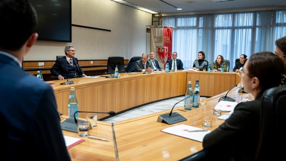 Mit Landeshauptmann Kompatscher sprachen die Jungdiplomatinnen und Jungdiplomaten über die Entwicklung der Autonomie, die Beziehungen zwischen Südtirol, Italien und Österreich sowie aktuelle politische und gesellschaftliche Fragen. (Foto: LPA/Fabio Brucculeri)