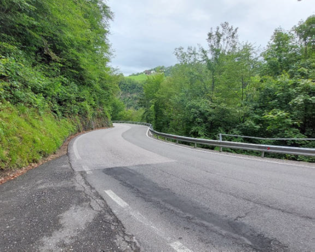 Nelle prossime settimane, sulla strada di campagna per Fiè allo Sciliar, verranno effettuati 21 sondaggi con profondità fino a 65 metri, al fine di ottenere informazioni importanti per l'ulteriore pianificazione e per migliorare la stabilità e la sicurezza dell'infrastruttura. (Foto: USP/Seehauser und Partner)