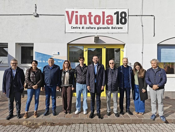 Con un investimento complessivo di quasi 6 milioni di euro, il Vintola 18 potrà godere di una nuova struttura in grado di rispondere alle esigenze delle giovani generazioni. Nella foto (il quinto da destra) il vicepresidente Marco Galateo durante il sopralluogo svolto nella mattinata del 22 ottobre. "Con il totale rinnovamento del Centro giovani Vintola 18 investiamo non solo negli edifici, ma nei luoghi in cui si costruiscono relazioni, opportunità e partecipazione per le nuove generazioni". (Foto: USP)