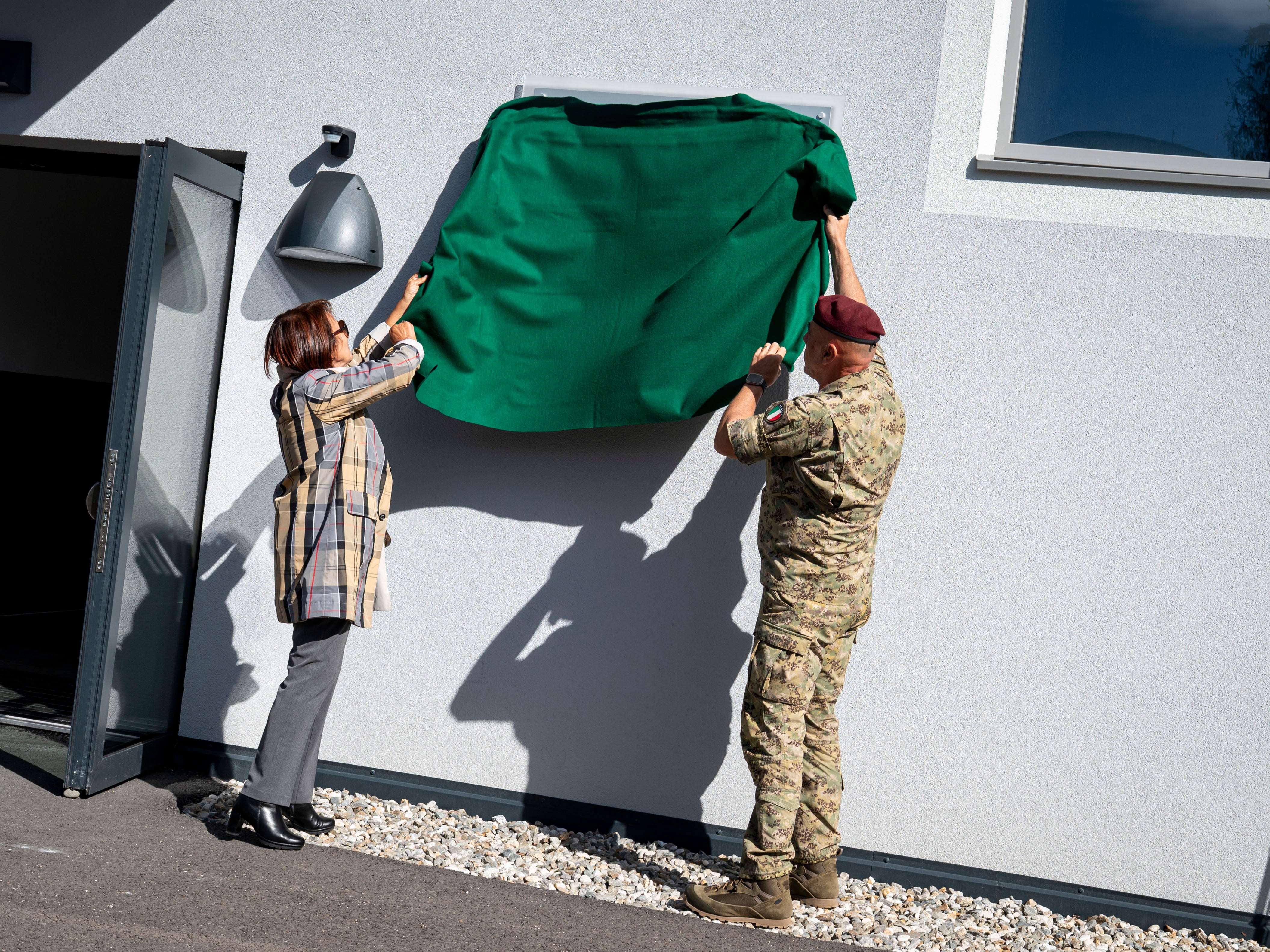 La moglie del generale Ivan Resce e il capo di Stato Maggiore dell'Esercito, generale di Corpo d'Armata Carmine Masiello, scoprono la targa in memoria del generale Ivan Resce, apposta sulla palazzina 1 della Caserma Lugramani di Brunico, ora palazzina Resce. (Foto: USP/Fabio Brucculeri)