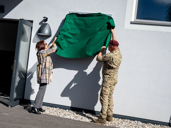La moglie del generale Ivan Resce e il capo di Stato Maggiore dell'Esercito, generale di Corpo d'Armata Carmine Masiello, scoprono la targa in memoria del generale Ivan Resce, apposta sulla palazzina 1 della Caserma Lugramani di Brunico, ora palazzina Resce. (Foto: USP/Fabio Brucculeri)