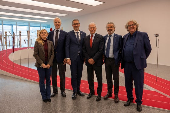 Besuch der Ausstellung What we carry im Museion (von links): Diana Bianchedi, CONI-Vizepräsidentin und Mitglied der Stiftung Milano Cortina, Giovanni Malagò, Präsident der Stiftung Milano Cortina, Landeshauptmann Arno Kompatscher, Luciano Buonfiglio, Präsident des CONI, Stefano Podini, Leihgeber der Sammlung olympischer Fackeln, und Alex Tabarelli, Präsident CONI Südtirol. (Foto: LPA/Silvia Obwexer)