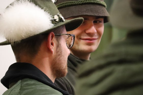 Auch am Hut erkennbar: Jungjäger mit Adlerfeder. (Foto: LPA/Maja Clara)