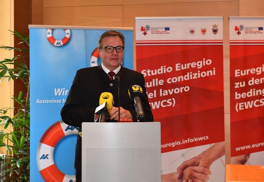 Il capitano del Tirolo Günther Platter sottolinea l'importanza del sondaggio, che permette raffronti interregionali e approfondimenti a livello locale (Foto: AK Tirol)

