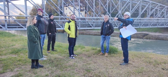 Auskunft über die Arbeit des Landesamtes für Hydrologie und Stauanlagen gab Mitarbeiter Rudi Nadalet, neben ihm der Direktor des Landeswarnzentrums Willigis Gallmetzer (Foto: LPA/Landeswarnzentrum/Andreas Simmerle)