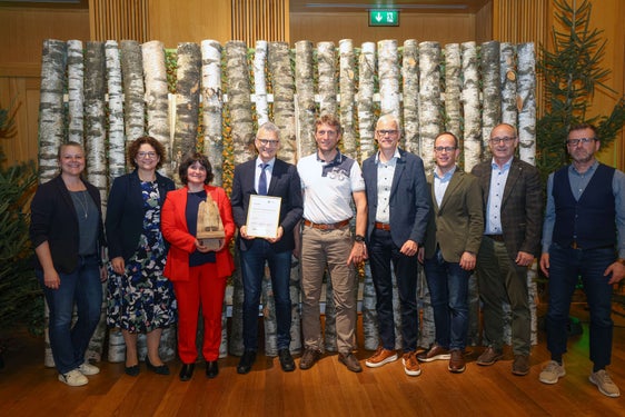 Gruppenbild anlässlich der Preisverleihung für das Borkenkäfer-Projekt: (v. l.) Caroline Heiri (Kantonsoberförsterin St. Gallen, die den Preis überreichte), Monika Arzberger (Jurorin), Ulrike Huber (Agentur für Presse und Kommunikation), Günther Unterthiner, Christian Lamprecht (Geschäftsführer Südtiroler Forstverein), Christoph Hintner (Präsident Südtiroler Forstverein), Kaspar Hartmann (Helvetia), Bruno Kozis (Präsident Forstverein Liechtenstein), Günther Pörnbacher (Amtsdirektor Forstinspektorat Welsberg) (Foto: Brigitt Risch)
