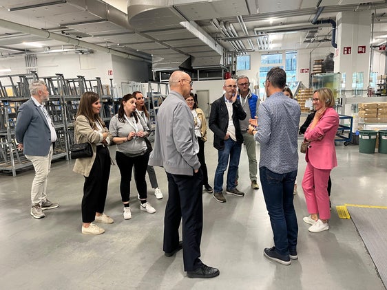 Una delegazione del Centro di mediazione lavoro di Bressanone ha visitato l'azienda DUKA a Bressanone, dove ha discusso con i responsabili in merito al collocamento e alla manodopera qualificata. Era presente anche l'assessora provinciale al Lavoro Magdalena Amhof (a destra nella foto). (Foto: USP/Dipartimento Europa, Lavoro e Personale)