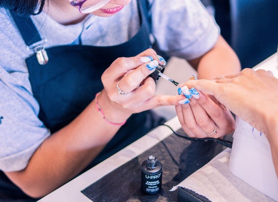 Nageldesignerinnen und Nageldesigner, die eine mindestens einjährige Berufserfahrung in Vollzeit in einem Fachbetrieb im Bereich Schönheitspflege, Kosmetik oder Nageldesign nachweisen können, können sich bis 30. September für die Eignungsprüfung anmelden. (Foto: LPA/Amt für Handwerk und Gewerbegebiete)