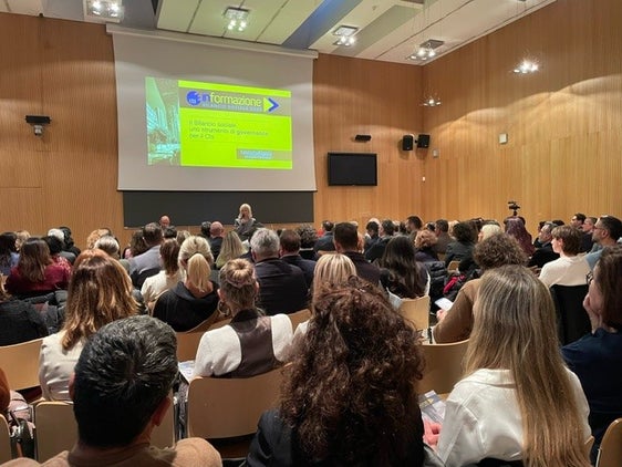 Una scuola professionale impegnata nell'innovazione, dalla forte identità, inclusiva. È questo il ritratto del Cts Luigi Einaudi di Bolzano che emerge dalla quinta edizione del Bilancio sociale illustrato oggi (19 novembre), alla presenza di studenti, docenti, aziende ed istituzioni. (Foto: USP/Intendenza scolastica italiana/Valentina Failo)