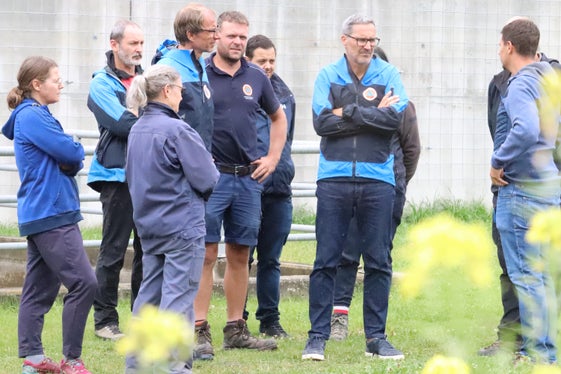 Das Team des Pflanzgartens der Agentur für Bevölkerungsschutz in Prad sammelt das Saatgut auf der 1,5 Hektar umfassenden Fläche selbst: Landeshauptmann Arno Kompatscher (Vierter von links) mit (von links) Pflanzgarten-Koordinator Julius Staffler, Agenturdirektor Klaus Unterweger, Vorarbeiter Pirmin Lanthaler. (Foto: LPA/Maja Clara)