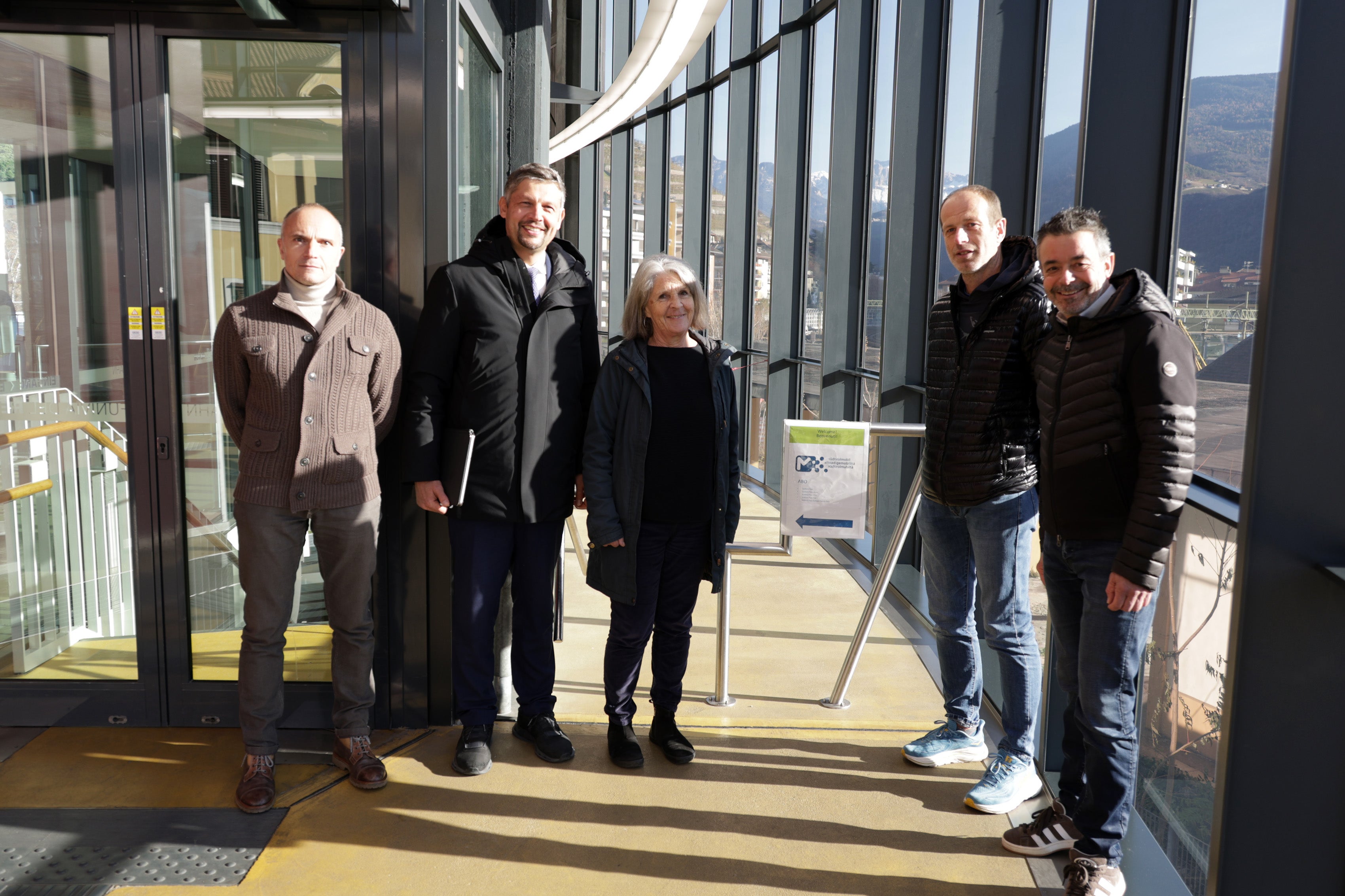 Marco Stabile (von links), Bereichsleiter & ropes bei der Südtiroler Transportstrukturen AG STA, Infrastrukturen- und Mobilitätslandesrat Daniel Alfreider sowie Renate Mumelter und Günther Plattner von der Initiativgruppe Priority und STA-Direktor Joachim Dejaco besuchten die Station der Rittner Seilbahn. (Foto: LPA/Ingo Dejaco)