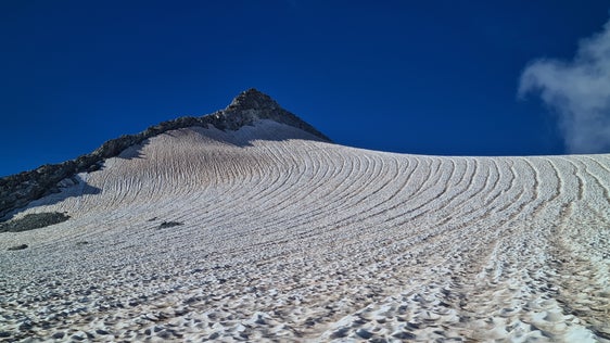 Techniker des Landesamtes für Hydrologie und Stauanlagen in der Agentur für Bevölkerungsschutz haben in diesen Tagen Messungen auf Südtirols Gletschern durchgeführt, das Bild zeigt Schmelzrinnsale im oberen Bereich des Rieserferners (Foto: LPA/Landesamt für Hydrologie und Stauanlagen/Roberto Dinale)