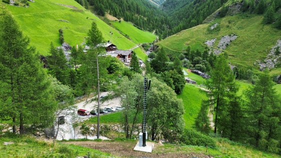 I segnali di telefonia mobile dei quattro operatori vengono ricevuti dall'attuale sito di trasmissione di Madonna di Senales e convogliati tramite fibra ottica a due antenne, dove vengono amplificati e trasmessi tramite un sistema comune: qui quella realizzata a Casera di Fuori. (Foto: RAS)