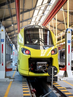 Mehr als 370.000 Abonnentinnen und Abonnenten sowie alle weiteren Nutzerinnen und Nutzer des öffentlichen Verkehrs können unter anderem mit den neuen Coradia-Stream-Zügen (ETR160) unterwegs sein. (Foto: LPA/Fabio Brucculeri)