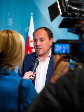 L'assessore alla scuola italiana Giuliano Vettorato: Ci siamo impegnati anche quest’anno per la lotta al precariato, per garantire una scuola rinnovata e di qualità, in piena salute, protagonista a livello nazionale. (Foto: ASP)