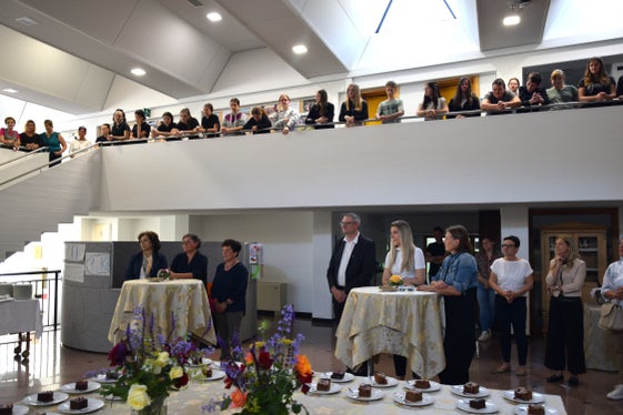 50 Jahre Fachschule Tisens mit 161 Mitfeiernden (1. Tisch von links): Elisabeth Indra Thuile, Bezirksbäuerinstellvertreterin Meran, Bezirksbäuerin Heidi Innerhofer Margesin, Ortsbäuerin von Tisens Zita Schrott Weis, (2. Tisch von links): Peter Prieth, Landesdirektor der deutschen Berufsbildung, Martina Gögele, Schulleiterin der Fachschule Haslach, Dagmar Morandell, Direktorin der Mittelschule St. Felix; im Hintergrund Schüler und Schülerinnen, Lehrerinnen und Lehrer der Fachschule Tisens (Foto: LPA/Fachschule Tisens)
