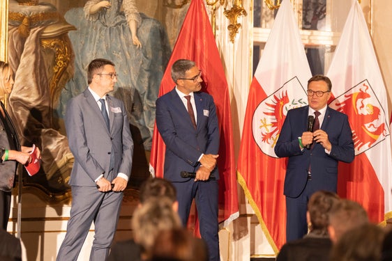 Einig im Rückblick und Ausblick nach dem ersten Jahrzehnt Euregio-Geschichte: (v.l.) LH Fugatti, LH Kompatscher, Euregio-Präsident Platter setzen auf noch mehr Euregio im Alltag der Bevölkerung. (Foto: Land Tirol/Sedlak)